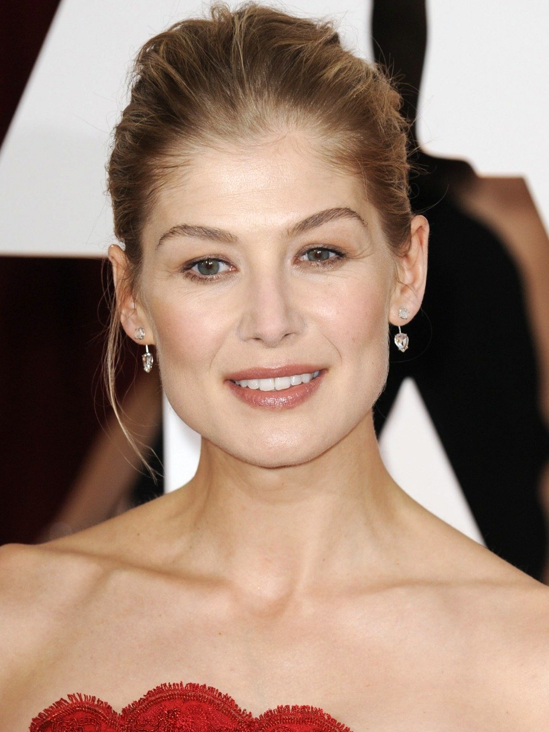 How tall is Rosamund Pike?
